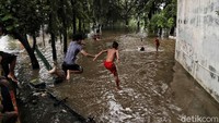Anak-anak itu tidak menghiraukan dampak dari bermain air tersebut