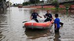 Damkar Sedot Banjir di Grogol
