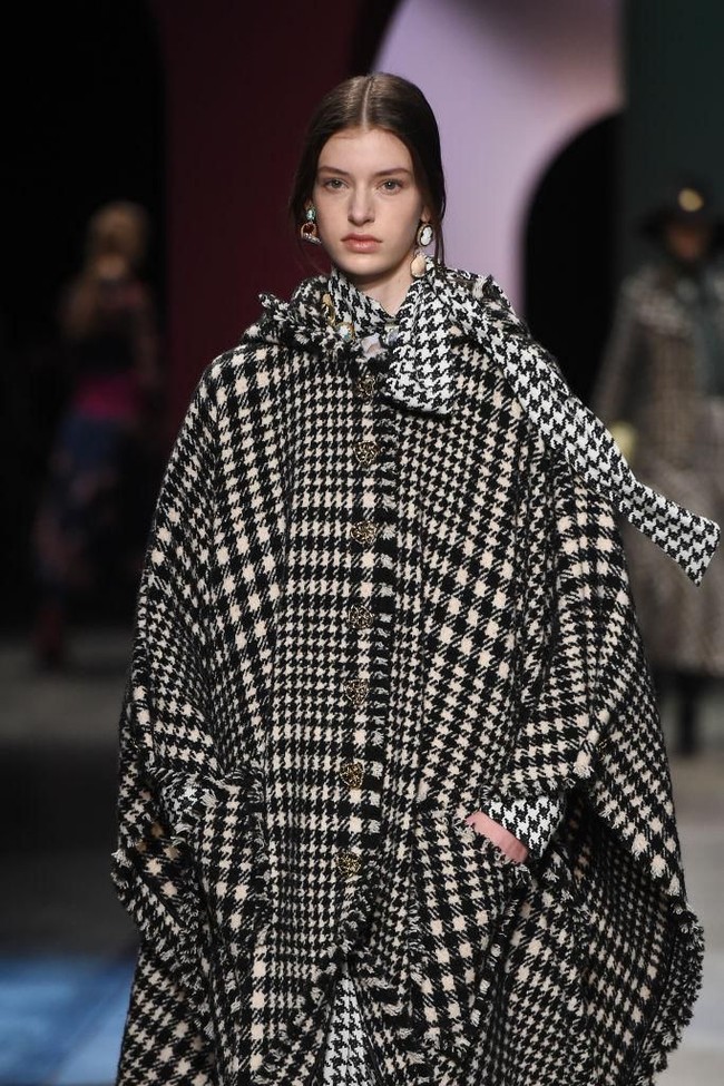 Label Ports 1961 turut mengusung cape outerwear untuk tren fashion Fall 2020. (Foto: Getty Images)