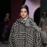 Label Ports 1961 turut mengusung cape outerwear untuk tren fashion Fall 2020. (Foto: Getty Images)