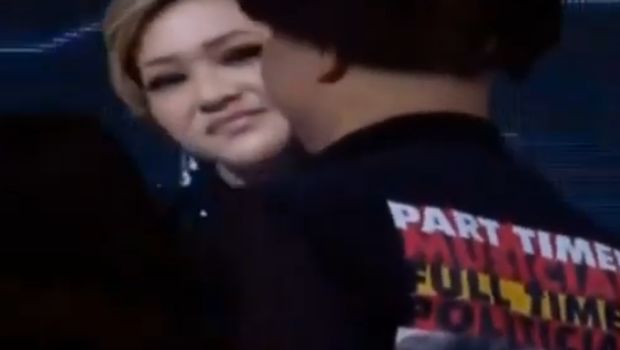Satu Panggung, Ahmad Dhani dan Maia Estianti Cipika-cipiki