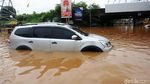 Mobil Mogok Akibat Terobos Banjir di Kolong Tol JORR Kalimalang