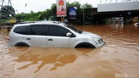 Mobil itu dibiarkan terendam sambil menunggu proses evakuasi.