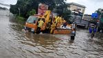 Alat Berat hingga Truk Satpol PP Bantu Warga Terjang Banjir