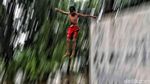 Melihat Keseruan Anak-anak Bermain Banjir