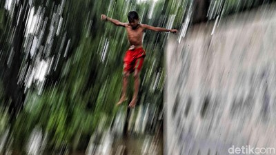 Melihat Keseruan Anak-anak Bermain Banjir
