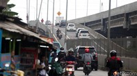 Sejumlah pemotor tampak melintas di tol Becakayu.