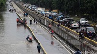 Antrean kendaraan pun tak terhindarkan.