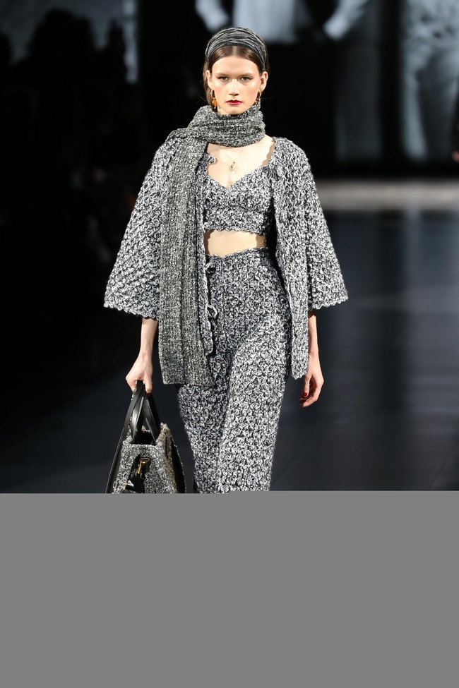 Lalu tren fashion berikutnya di Milan Fashion Week Fall 2020 adalah knitwear atau busana berbahan rajut seperti yang mendominasi koleksi Doce & Gabbana. (Foto: Getty Images)