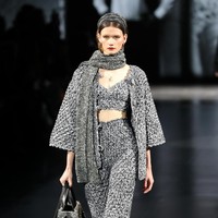 Lalu tren fashion berikutnya di Milan Fashion Week Fall 2020 adalah knitwear atau busana berbahan rajut seperti yang mendominasi koleksi Doce & Gabbana. (Foto: Getty Images)