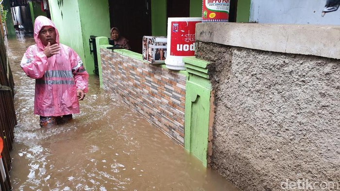 Rumah warga di Kampung Buaran, Kelurahan Harapan Mulya, Kota Bekasi, kebanjiran (Isal Mawardi/detikcom)