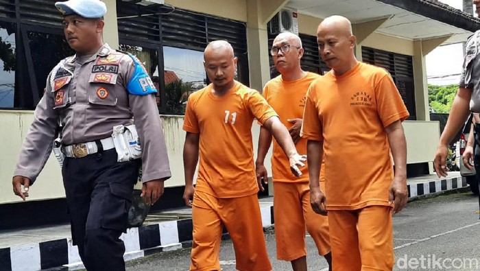 Tiga tersangka tragedi susur sungai SMPN 1 Turi, di Polres Sleman, Selasa (25/2/2020).
