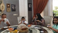 Saat senggang, Raul Lemos mengajak anak dan istrinya santai sambil minum teh sore. Semua kompak menikmati secangkir teh ditemani camilan sederhana. Ada buah potong, jagung rebus hingga ubi rebus. Foto: Instagram @raullemos06