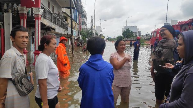 14 RT di Jelambar Terendam Banjir 70 Cm, 3 Unit Pompa Dikerahkan