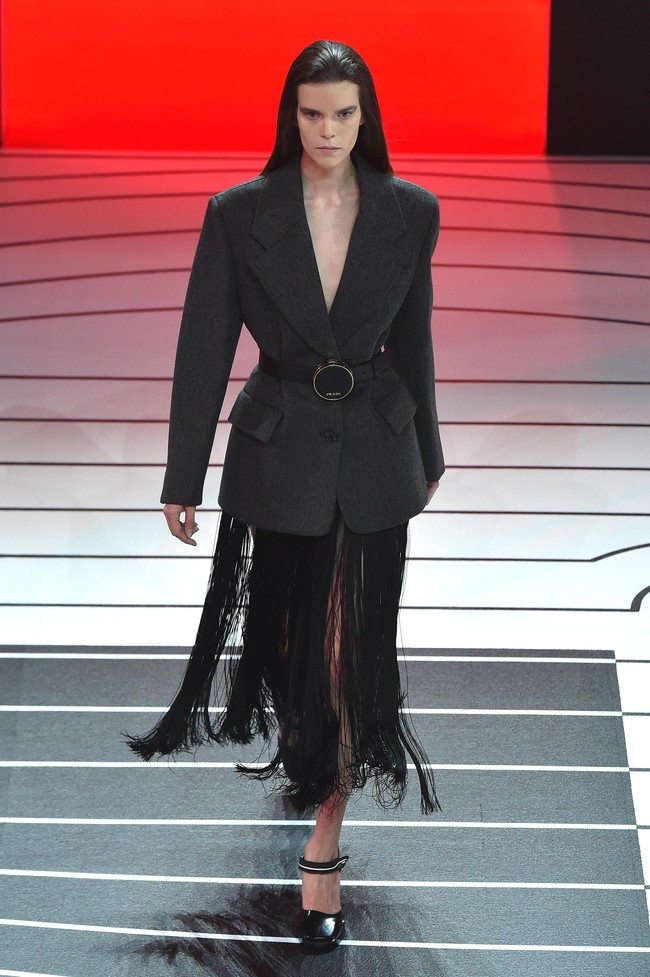 Tren fringe juga muncul di koleksi Prada. (Foto: Getty Images)