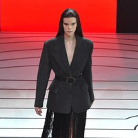 Tren fringe juga muncul di koleksi Prada. (Foto: Getty Images)
