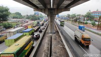 Dalam foto, terlihat sejumlah kendaraan terjebak macet di Tol Japek KM 19 Bekasi yang mengarah ke Cikampek.