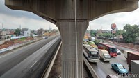 Hingga kini hanya Kendaraan besar saja yang bisa menerobos banjir tersebut. 