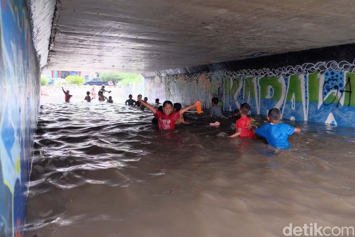 Underpas Gonggo Karawang Jadi 'Kolam Renang' Dadakan Banjir akibat hujan deras membuat Underpass Gonggo, Karawang, berubah seperti kolam renang. Anak-anak pun tampak asyik berenang di sana.