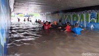 Anak-anak tampak bermain di Underpass Gonggo, Karawang, Jawa Barat, Selasa (25/2).