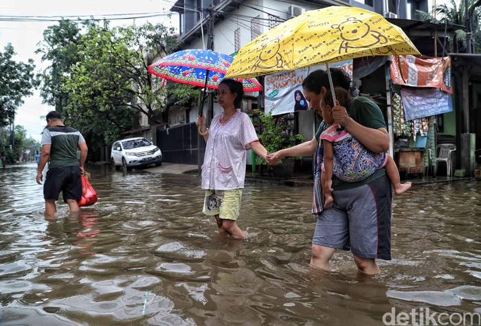 Banjir turut rendam kawasan Semper Barat, Cilincing, Jakarta Utara. Sejumlah warga tampak beraktivitas seperti biasa meski banjir rendam tempat tinggal mereka.