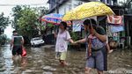 Menengok Aktivitas Warga Semper Cilincing di Saat Banjir