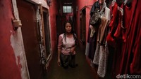 Seorang warga berdiri di dalam rumahnya yang terendam banjir di kawasan Kampung Kandang, Semper Barat, Jakarta Utara.