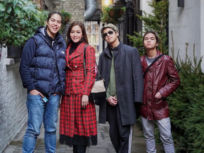 Maia Estianty bersama Al, El, Dul