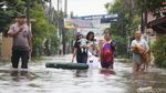 Banjir di BSK Bekasi, Warga Evakuasi Bayi Hingga Hewan Peliharaan
