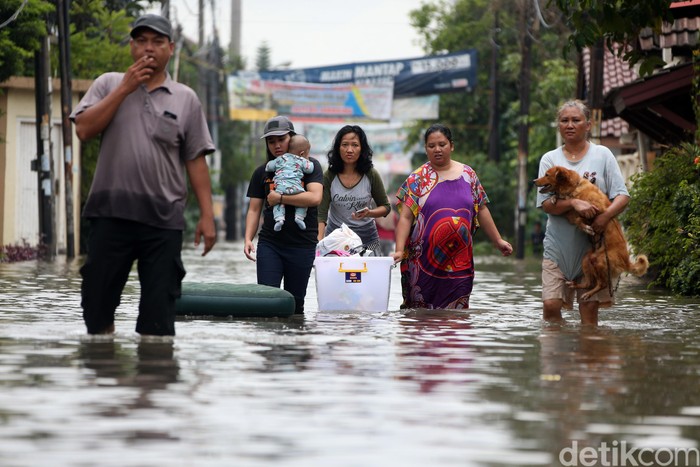 Banjir di BSK Bekasi, Warga Evakuasi Bayi Hingga Hewan Peliharaan Banjir juga merendam kawasan Perumahan Bumi Satri Kencana (BSK), Kota Bekasi, Jawa Barat. Warga langsung melakukan evakuasi ke tempat yang lebih aman.