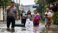 Ini momen saat sejumlah warga melakukan evakuasi saat banjir merendam kawasan Perumahan Bumi Satria Kencana (BSK), Kota Bekasi, Jawa Barat, Selasa (25/2/2020).