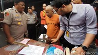 Wajahnya pucat ditambah rambut yang sudah beruban dalam kondisi botak, tak sesuai dengan gambaran keji bagaimana pria yang berprofesi sebagai dukun itu tega memperkosa anak tirinya sendiri.