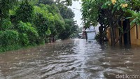 Beginilah potret banjir di Rawa Lumbu Jembatan 8, Kota Bekasi. Daerah ini memang terbilang cukup sering menjadi langganan banjir.