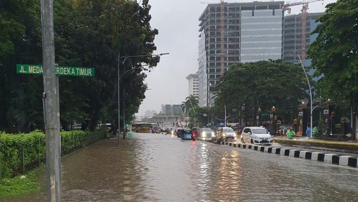 Jalan Medan Merdeka Timur Tergenang