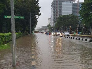 Jl MH Thamrin Depan Sarinah Banjir, Hati-hati Melintas