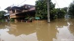 TNI Susuri Banjir untuk Evakuasi Warga Jatibening Permai Bekasi