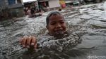 Santuy! Warga Masak hingga Nonton Televisi di Tengah Banjir