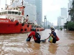 Meme Formula E di Tengah Banjir, Anies Disindir