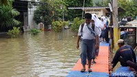 Agar warga tetap dapat beraktivitas di saat banjir, jembatan apung pun dibangun di kawasan tersebut.