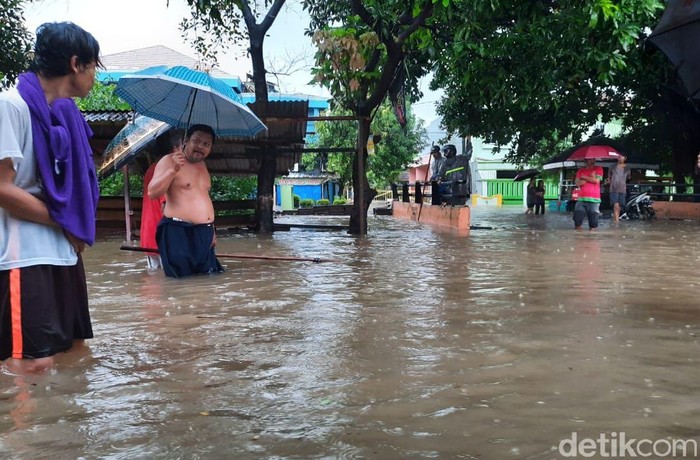 Hujan dengan intensitas sedang dan lebat mengguyur wilayah Jakarta dan sekitarnya hingga pagi ini. Beberapa titik pun tergenang banjir. Termasuk di wilayah Bekasi.