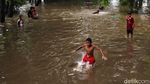 Melihat Keseruan Anak-anak Bermain Banjir