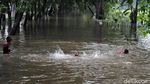 Melihat Keseruan Anak-anak Bermain Banjir