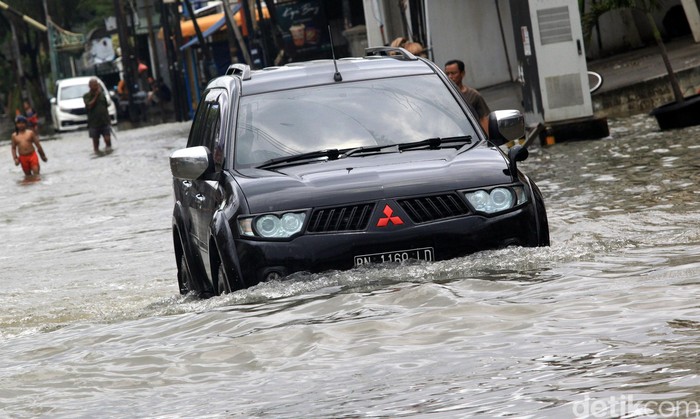 Mobil SUV Penerjang Banjir Jakarta Banjir yang rendam sejumlah jalan di Jakarta membuat warga nekat terobos banjir agar dapat beraktivitas. Berikut deretan foto mobil penerjang banjir di ibu kota