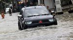 Para Penerjang Banjir di Jakarta