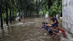 Melihat Keseruan Anak-anak Bermain Banjir