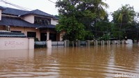 Banjir yang merendam perumahan tersebut setinggi 80 cm.