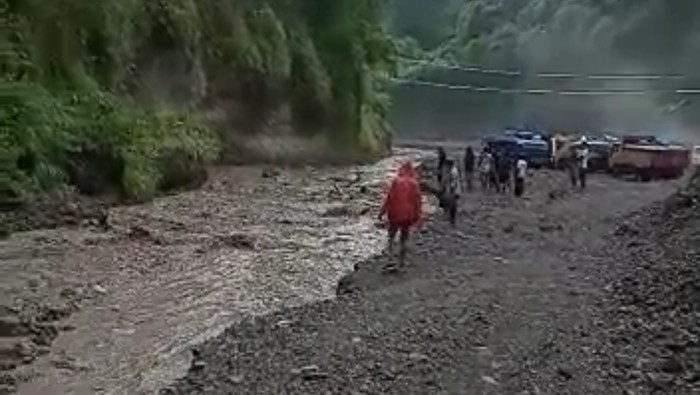 penambang pasir dan truk terjebak