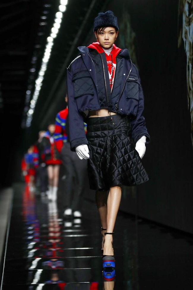 Tren bomber jacket di koleksi Versace. (Foto: AP Photo)