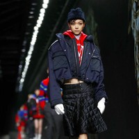Tren bomber jacket di koleksi Versace. (Foto: AP Photo)