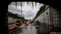 Pemotor mengurungkan niatnya untuk menerobos banjir.